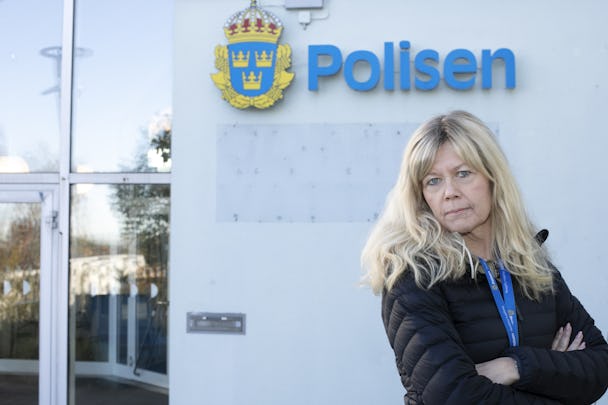 Anna-Lena Andersson utanför polisstationen där hon arbetar i Göteborgsområdet.