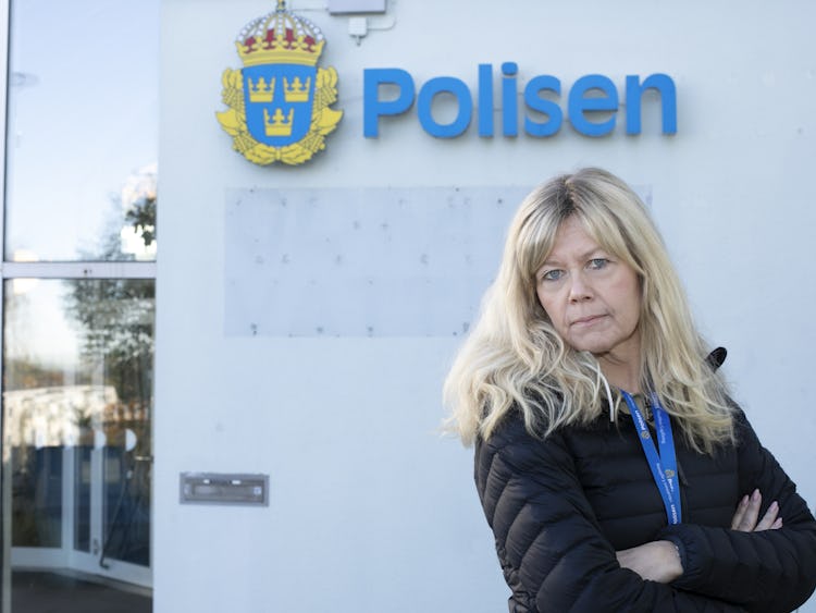 Anna-Lena Andersson utanför polisstationen där hon arbetar i Göteborgsområdet.