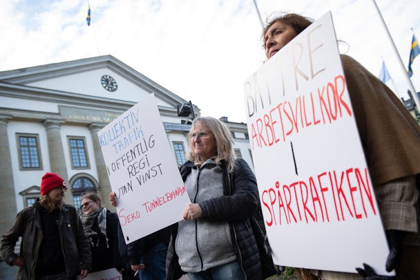 Bild på demonstranter utanför Landstingshuset i Stockholm.