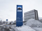 LKAB:s logotyp på en stor skylt utanför huvudkontoret i Kiruna en vinterdag.