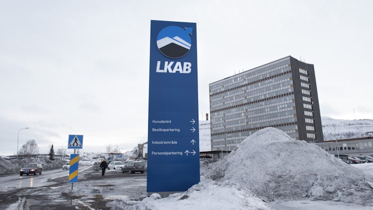 LKAB:s logotyp på en stor skylt utanför huvudkontoret i Kiruna en vinterdag.
