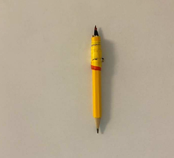 En blyertspenna med ett vasst föremål fasttejpat i ena änden.