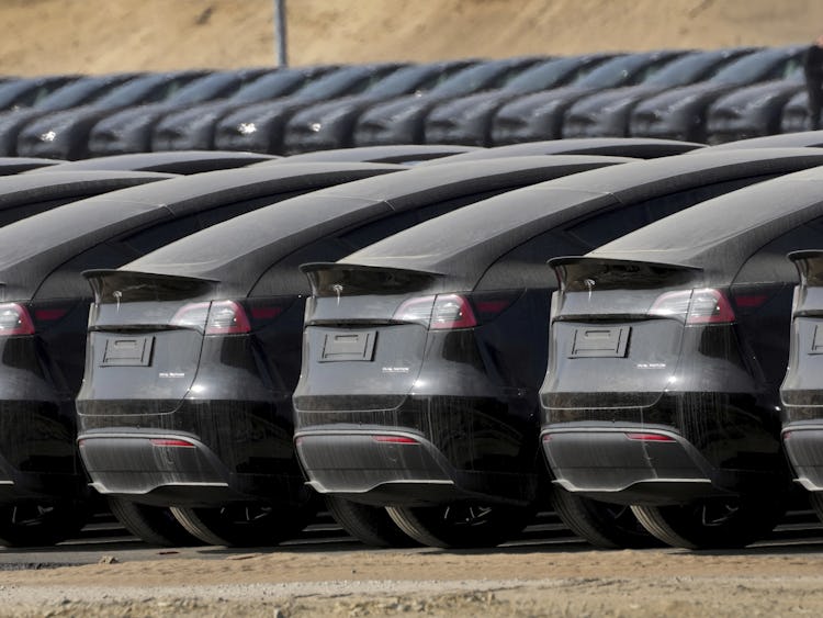 Teslabilar parkerade vid den stora fabriken i Grünheide nära Berlin i Tyskland.