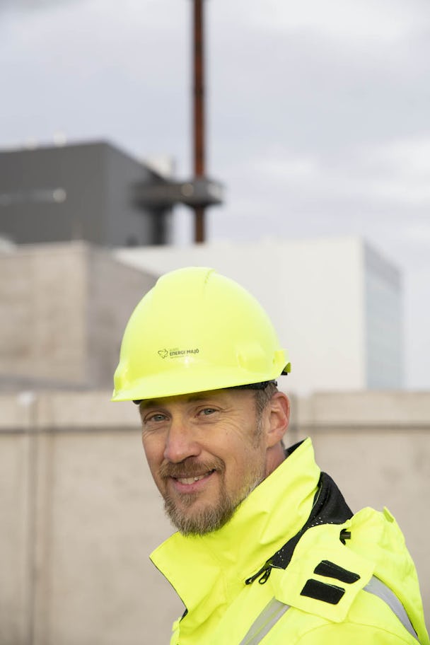 Porträtt på Jonas Holmberg, informationschef på Borås Energi och Miljö, framför kraftvärmeverket vid Sobackens avfallsanläggning.