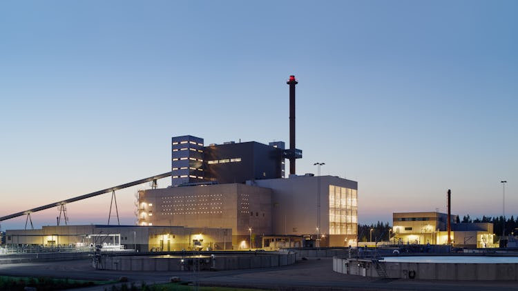 Dödsolyckan inträffade på ett område där man hanterar biobränsle till kraftvärmeverket vid Sobacken i Borås.