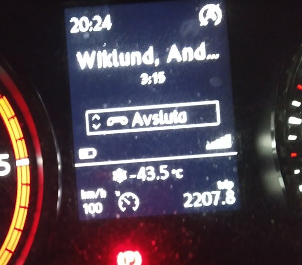 Instrumentbrädan på ett fordon som bland annat visar att temperaturen är -43,5 grader.