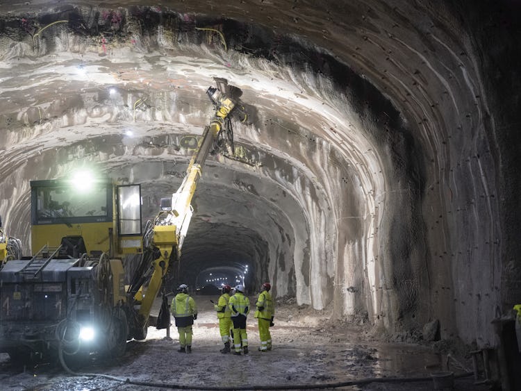 En grupp bergarbetare arbetar i en tunnel.
