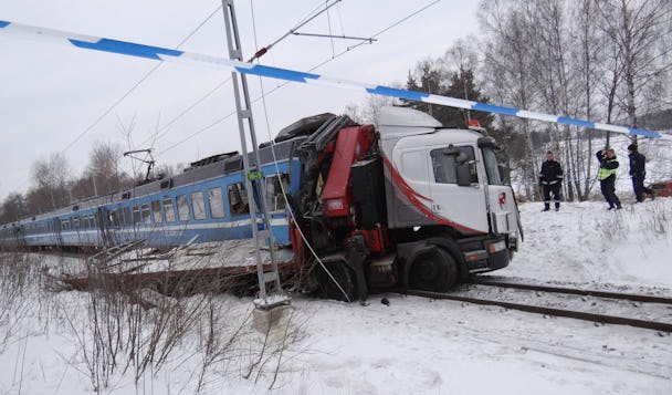 Ett tåg på Roslagsbanan med intryckt front som kolliderat med en lastbil.