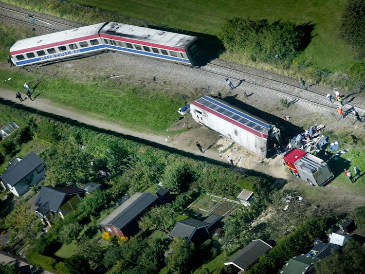 En flygfoto av ett urspårat tåg som det står Kustpilen på.