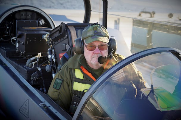 Jan Salomonsson, flygtekniker på Försvarsmakten, sitter i ett stridsflygplan.