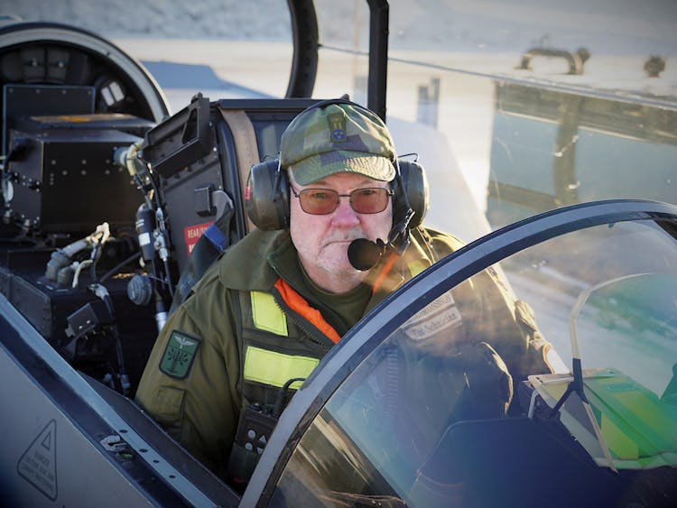 Jan Salomonsson, flygtekniker på Försvarsmakten, sitter i ett stridsflygplan.