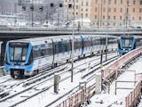 Två tunnelbanetåg i centrala Stockholm.