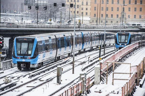 Två tunnelbanetåg i centrala Stockholm.