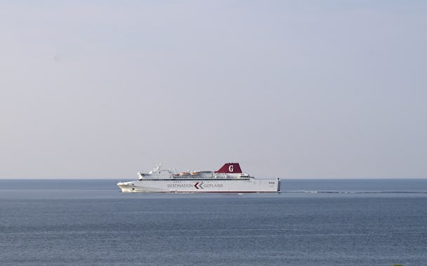 En Gotlandsfärja på avstånd ute på havet.