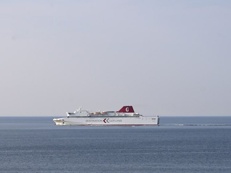 En Gotlandsfärja på avstånd ute på havet.