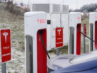 Teslas elbilar står parkerade vid en laddstation.