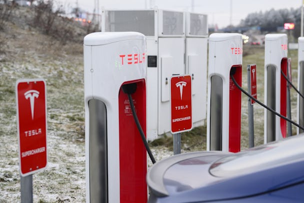 Teslas elbilar står parkerade vid en laddstation.
