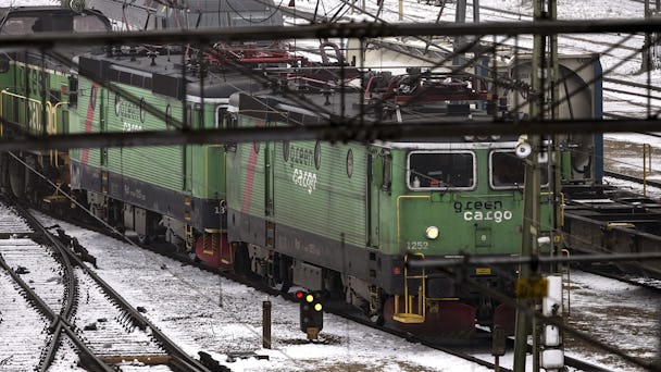 Ett grönt tåg från Green Cargo står uppställt på en bangård.