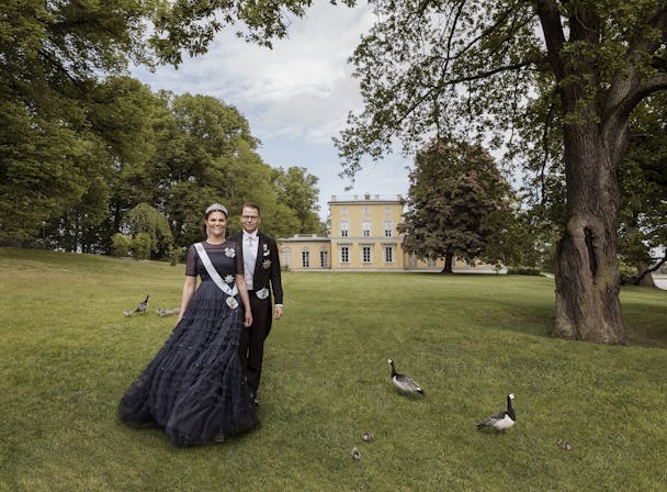 Kronprinsessan Victoria och Prins Daniel i högtidskläder utomhus. Bakom dem syns en byggnad vid Haga slott.