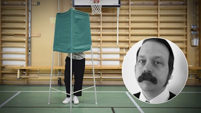 Bild på en person som röstar bakom en skärm i en gymnastiksal med en infälld bild på Joakim Karlsson.