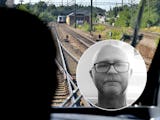 Utsikt från en lokförarhytt med en lokförare i förgrunden och järnvägsspår och ett tåg i bakgrunden. Infällt ett porträtt på Mikael Andersson.