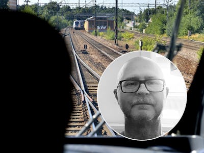 Utsikt från en lokförarhytt med en lokförare i förgrunden och järnvägsspår och ett tåg i bakgrunden. Infällt ett porträtt på Mikael Andersson.