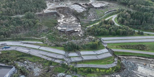 Flygbild där man ser hur motorvägen har brutits upp i stora sjok och förflyttats i sidled av skredet.