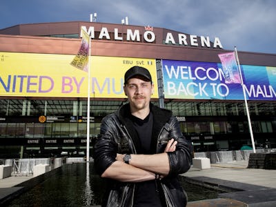 Kevin Vågeteg Häggström står med armarna i kors utanför Malmö Arena.