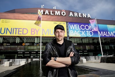 Kevin Vågeteg Häggström står med armarna i kors utanför Malmö Arena.