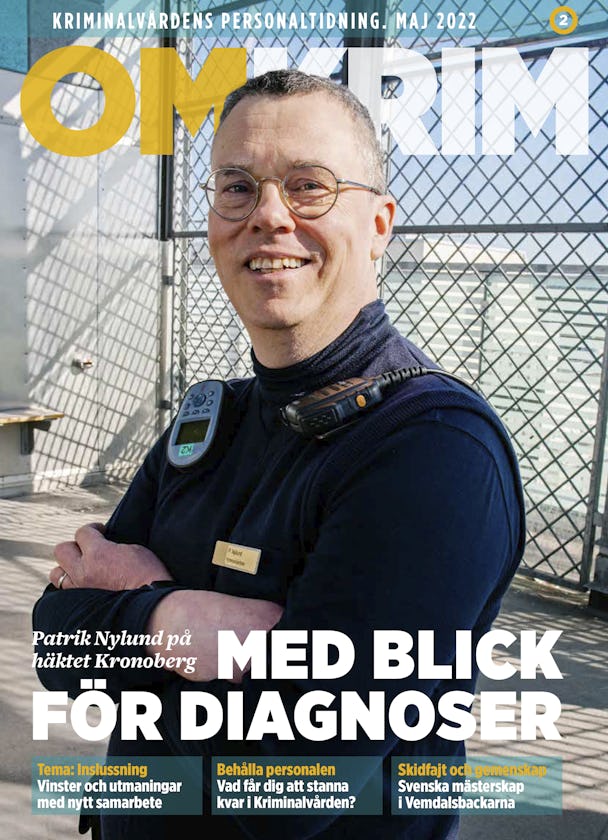 Patrik Nylund står med armarna korsade och ler. På omslaget står texten "Med Blick För Diagnoser" tillsammans med ytterligare information om innehållet i numret av tidningen.