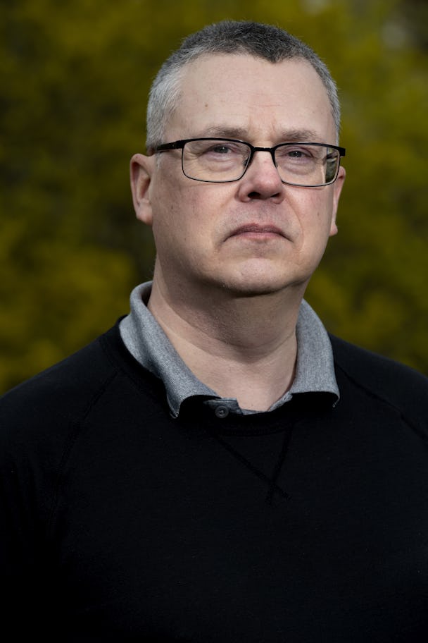 Porträtt på Patrik Nylund i glasögon.
