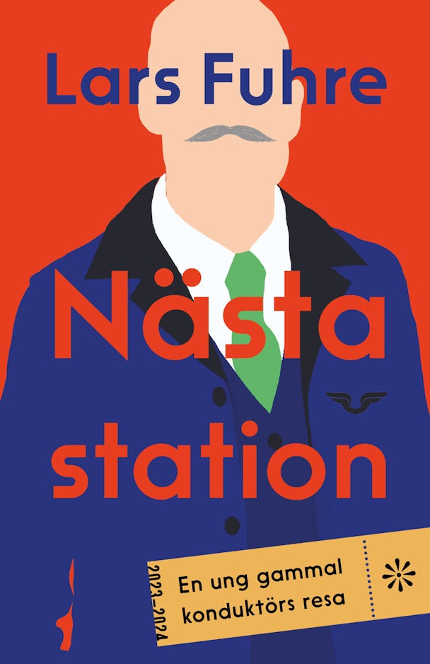Bokomslag med porträtt av en man med mustasch, klädd i blå jacka och grönaslips. Titel "Nästa station" och författare "Lars Fuhre" syns, samt en undertitel: "En ung gammal konduktörs resa".