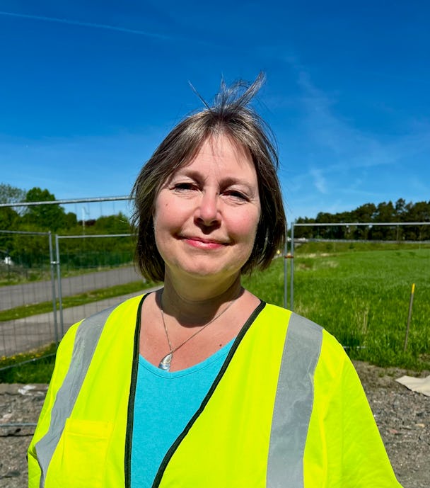 Charlotta Håkansson, inspektör på Arbetsmiljöverket, utomhus i gul väst.