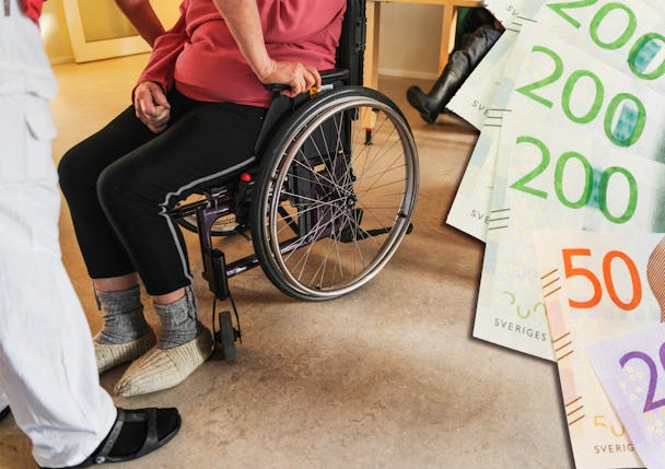 En kvinna i rullstol bredvid en hög med pengar.
