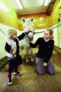 Ayla Brun och Victoria Hellgren med hästen Micro.