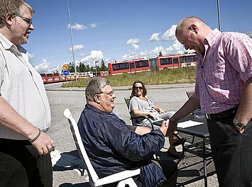 Jan–Erik Persson och Tord Almlöf hälsar på Anders Ekestang som är hos strejkvakterna när han egentligen skulle ha haft fridag.