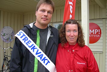 Strejkvakterna Torbjörn Vendestad och Cissela Edström i Umeå.