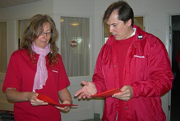 Anna-Karin Vännman ger Maximillian Oberlauf flygblad som han ska dela ut på stan.