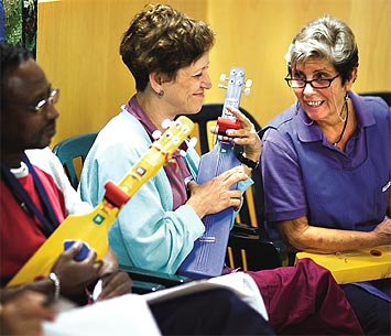 Solbergas egen personal spelar för de boende. Här på bygelgitarrer. Stränginstrument som är konstruerade för att vara enkla att spela på.