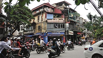 En aldrig sinande ström av motorcyklar, som än liknar mopeder än vespor, väller fram på gatorna i Saigon från tidig morgon till sent på natten.