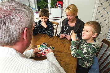 Robert Falksäter kopplar av med sambo Maria Steffen­sen, sonen Teodor och bonusbarnet Philip, båda 6 år.