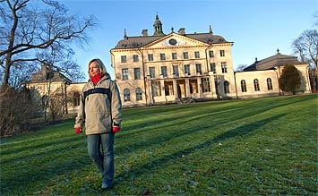 Tankarna försvinner i väg när Charlotta vandrar iväg mot ekskogen vid slottet Bjärka-Säby.