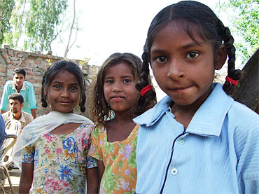 Det finns fler pojkar än flickor i de flesta indiska byar. Ändå kan man se många flickor på gårdarna eftersom deras bröder oftare får gå i skola – och flickorna behövs ju hemma.
