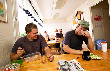 Fikarast i Roslagsbostäders lunchrum. Thomas, till vänster, skrattar med kompisen Joachim Österman.
