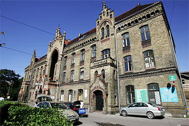 Rigas äldsta sjukhus ligger på åtråvärd mark, mitt i Riga.