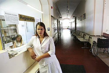 Korridoren är öde, Estere Budraite vet inte om hon får jobb på det barnsjukhus i Riga hon sökt till. Om ett år är hon klar med studierna till sjuksköterska.