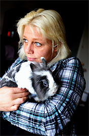 - Huvudsaken jag får ett jobb, säger Linda Durichen, här med kaninen Snoppe.