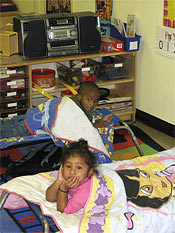 Barnen bäddar själva och tar fram sina sängar när det är dags för vila.