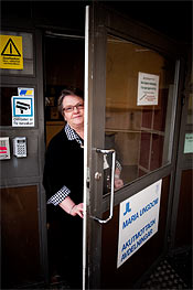 Sirkka-Liisa Hedström ser hur allt fler skötare ersätts av sjuksköterskor.