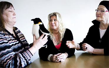 När pingvinen kommer till Gunilla Sundvall är det hennes tur att tala. När Veronica Sundberg och Tori Rubenzon lyssnar känner sig Gunilla stärkt.